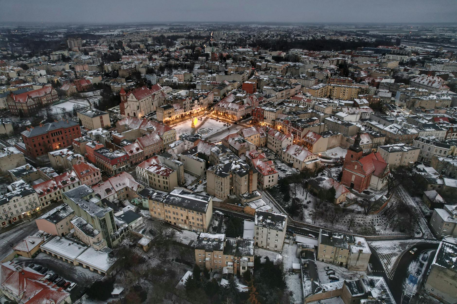 Pracownicy wykonujący swoje obowiązki w Koninie w okresie świątecznym, podkreślając znaczenie pracy w Wigilię.