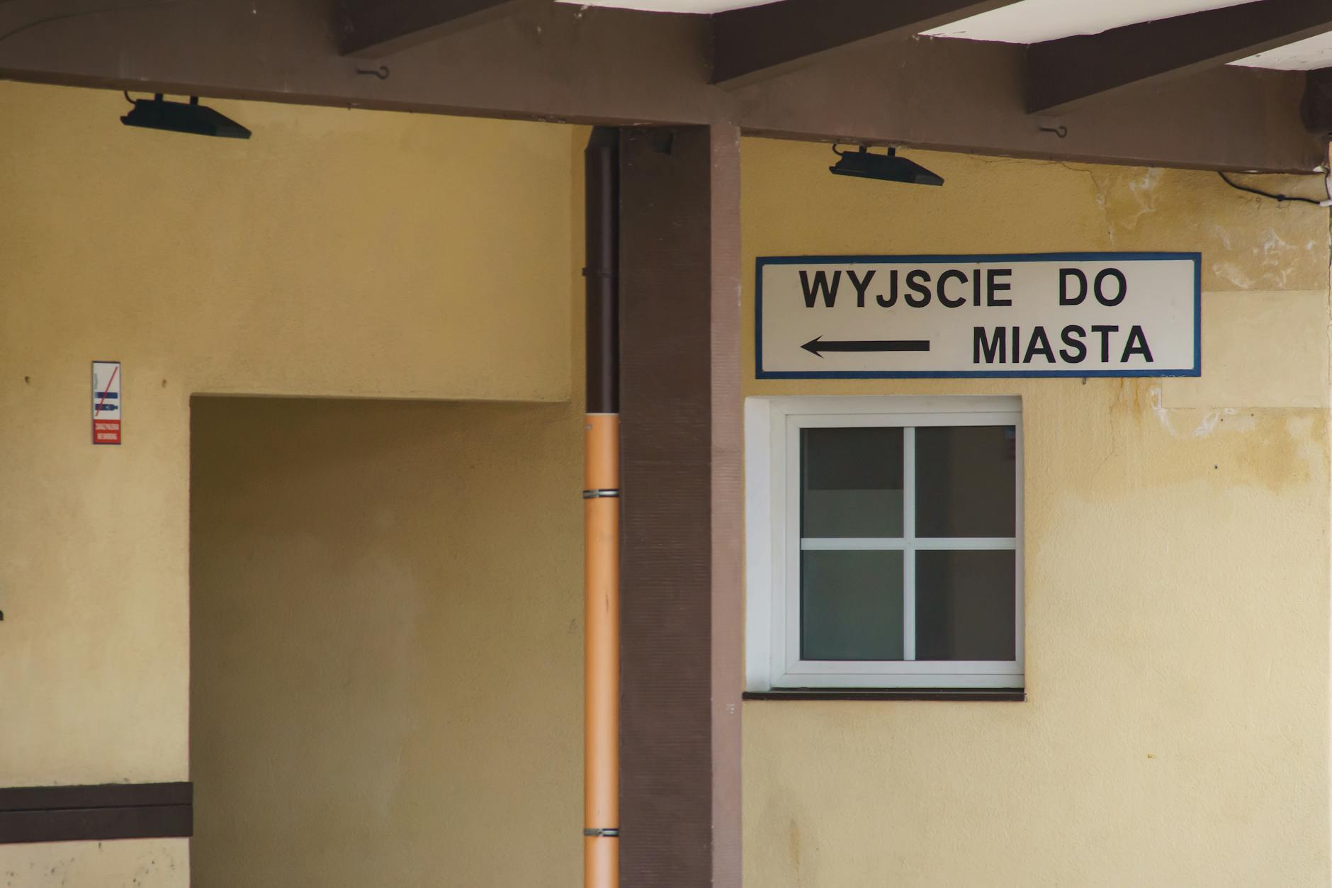 Grafika przedstawiająca ikonę zegara i stetoskopu, symbolizująca kolejki do specjalistów w Koninie