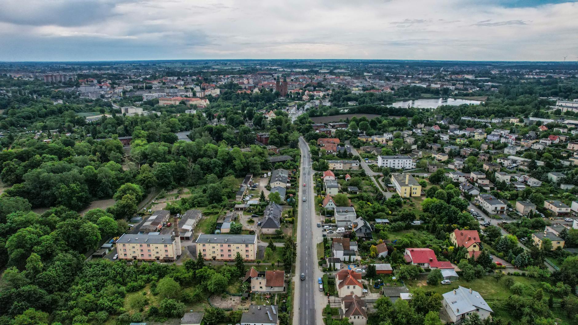 Mapa z zaznaczonym Koninem i ikoną symbolizującą zanieczyszczenie powietrza, ilustrującą jakość powietrza w Koninie.
