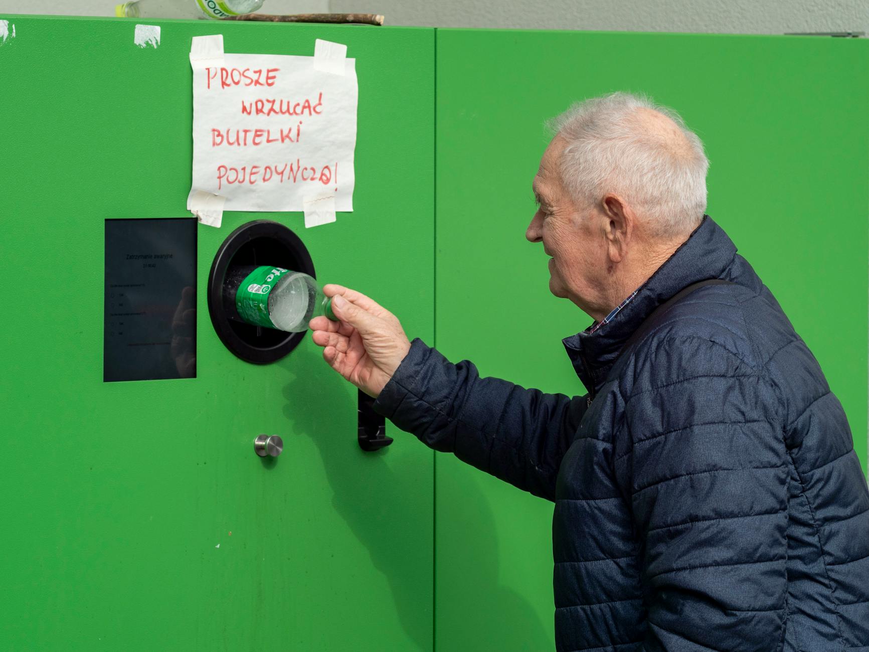 Obchody Dnia Ziemi w Koninie: mieszkańcy otrzymują sadzonki warzyw na tle problemu nielegalnych odpadów